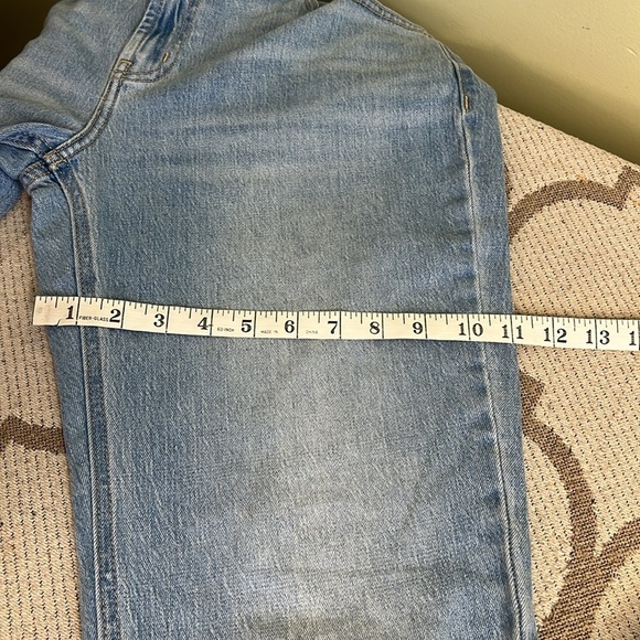 Old Navy Mid-Rise Wow Boyfriend Jeans - Picture 7 of 14